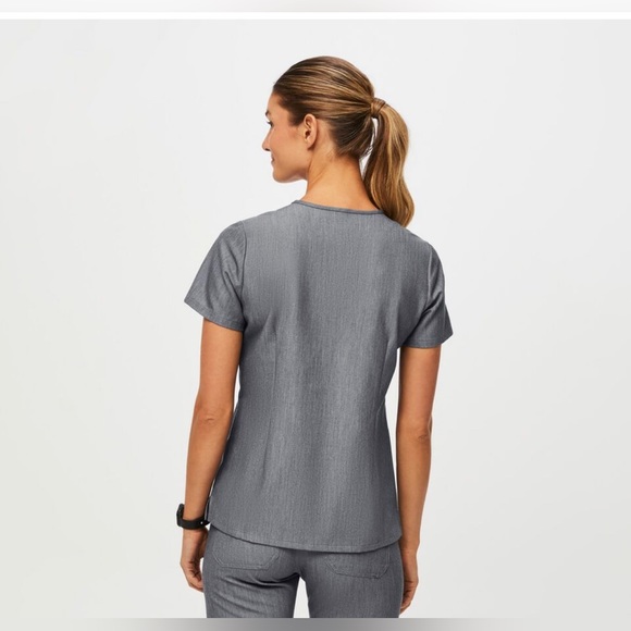Figs Catarina™ One-Pocket Scrub Top Graphite Medium - Picture 5 of 6